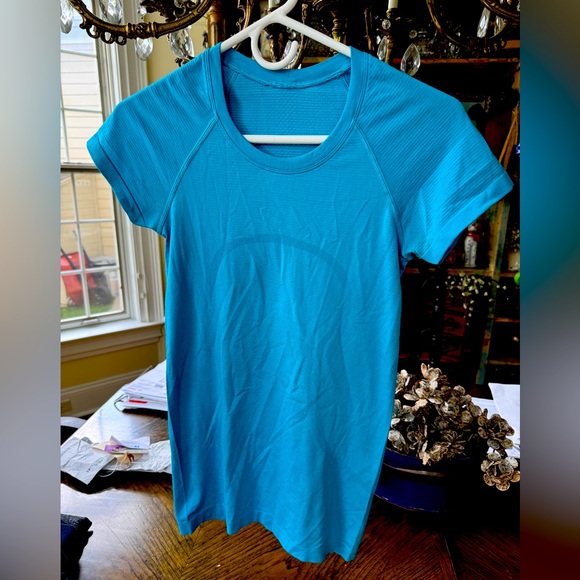 lululemon athletica Tops - Lululemon Swiftly Tech Short Sleeve Top turquoise, Size S. Pre owned worn 1x